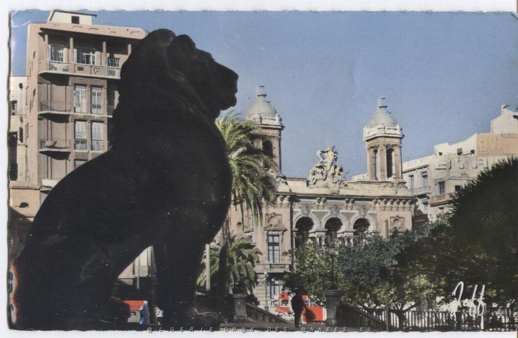 ORAN LE LION DE LA MAIRIE ET LE THEATRE.jpg